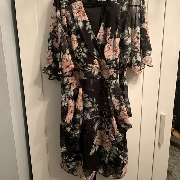 CITY CHIC DRESS. - Picture 2 of 2